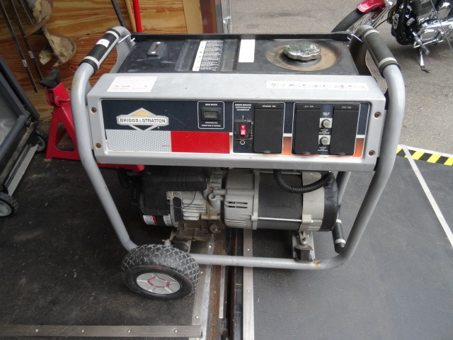 lot 28 image: Briggs and Stratton Portable Generator,