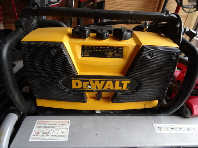 lot 42 image: Dewalt 9.6 to 18 Volt Radio.