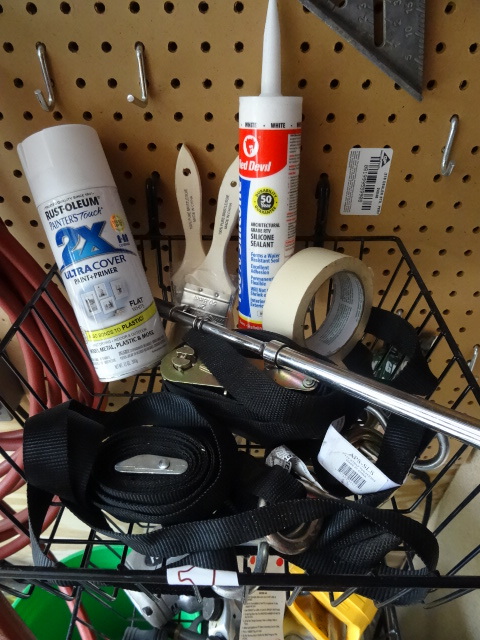 lot 57 image: 2 Tie Down Straps, Can of Spray Paint,