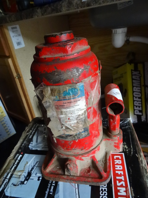 lot 104 image: 20 Ton Bottle Jack