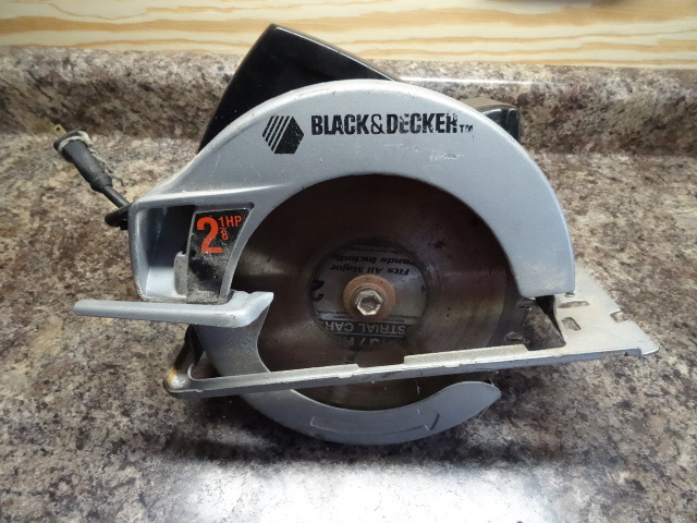 lot 137 image: Black and Decker 7 14 Circular Saw