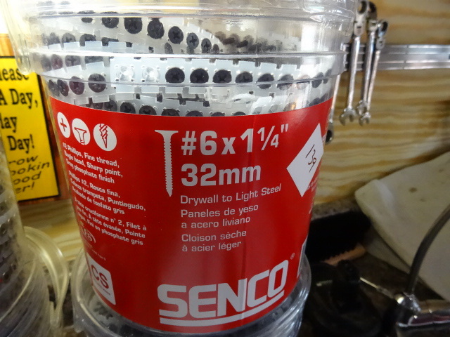 lot 139 image: Senco #6 X 1 1 4 Screws,