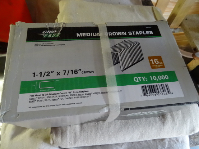 lot 149 image: Medium Crown Staples
