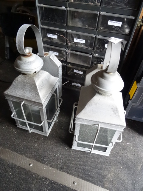 lot 172 image: 2 Used Outdoor Wall Hanging Lights