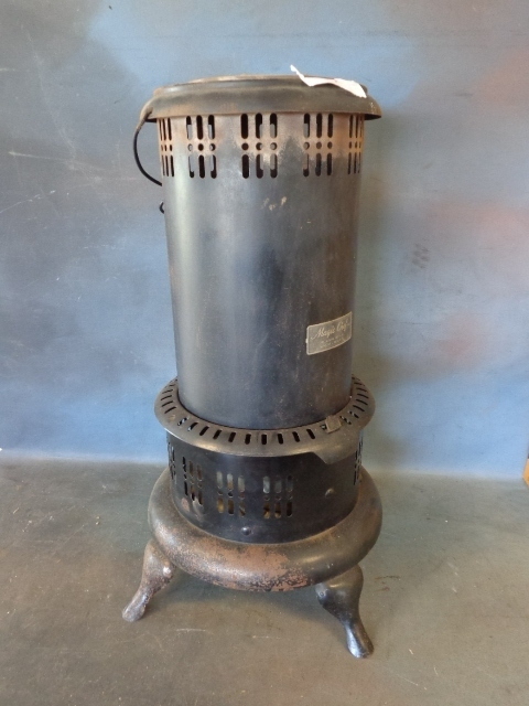 lot 2 image: Kerosene heater Magic Chef