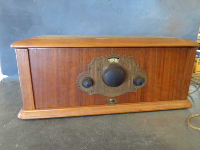 lot 7 image: Vintage Radio