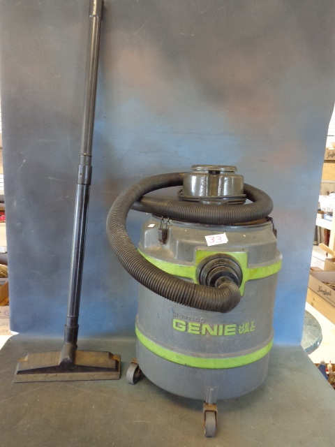 lot 33 image: Norelco Genie Jet Vac