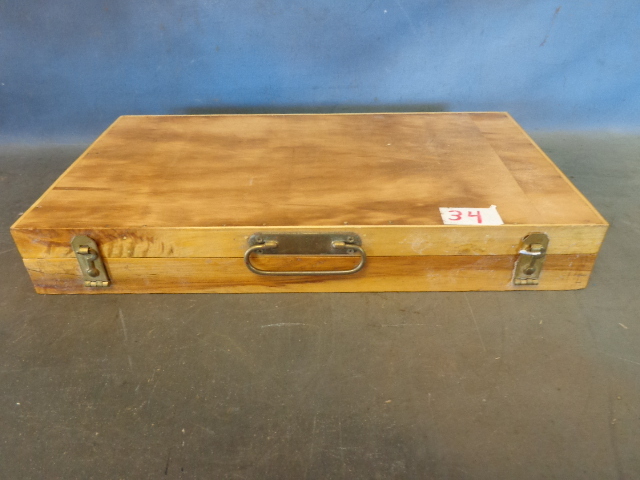 lot 34 image: 5 Sharpening Stones In Case