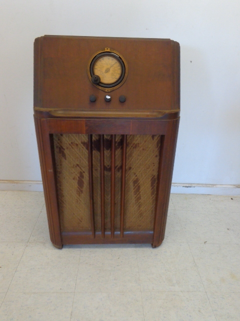 lot 53 image: Vintage Philco Radio