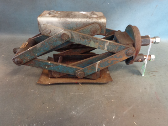 lot 103 image: Scissor Jack