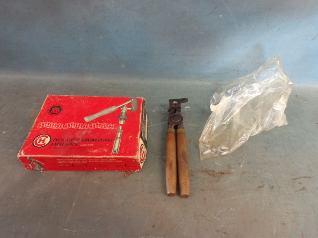 lot 104 image: Die Set & Bullet Molder
