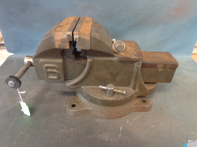 lot 106 image: 6 Heavy Duty Vise
