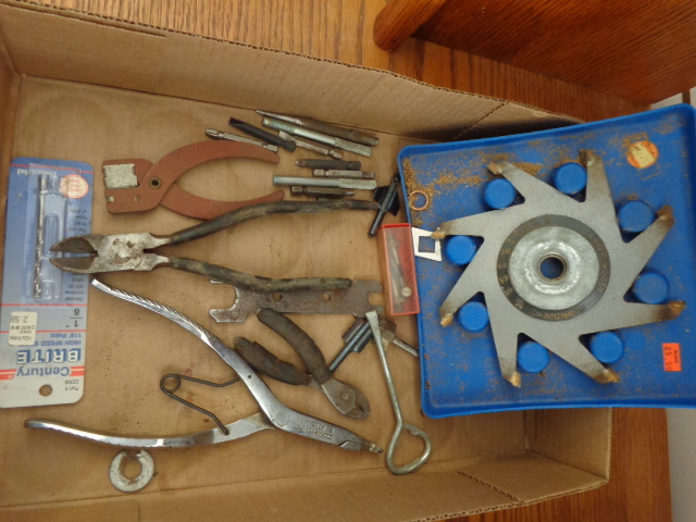 lot 126 image: Miscellaneous tools  and Dada blade