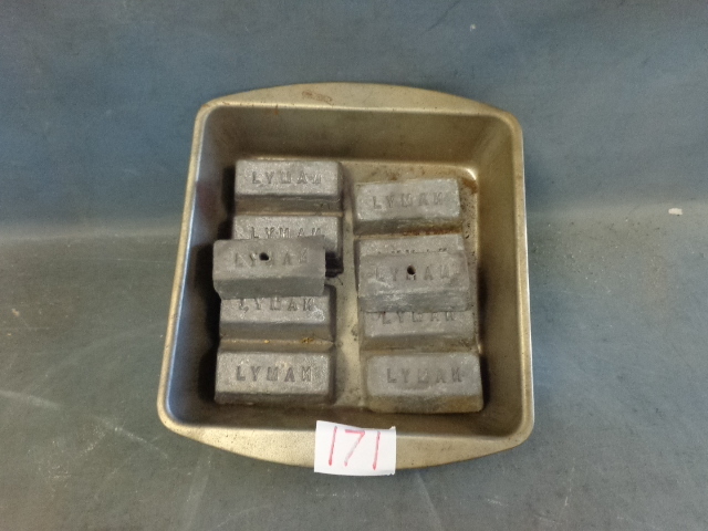 lot 171 image: Pure Lead & Baking Pan