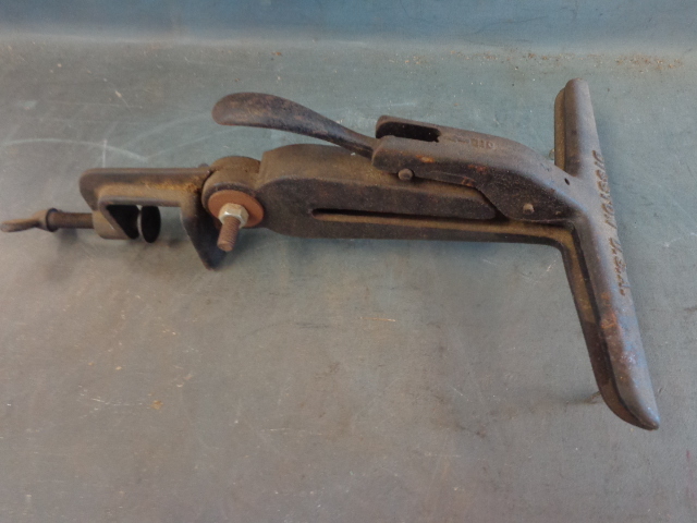lot 204 image: Portable Metal Clamp