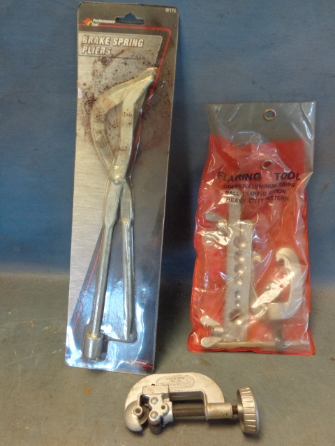 lot 287 image: Pipe Fitting and Car Tool