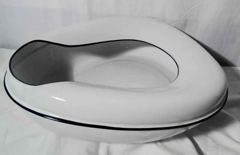 lot 11 image: Vintage White Enameled Bed Pan