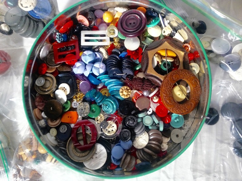 lot 19 image: Large Tin of Assorted Buttons
