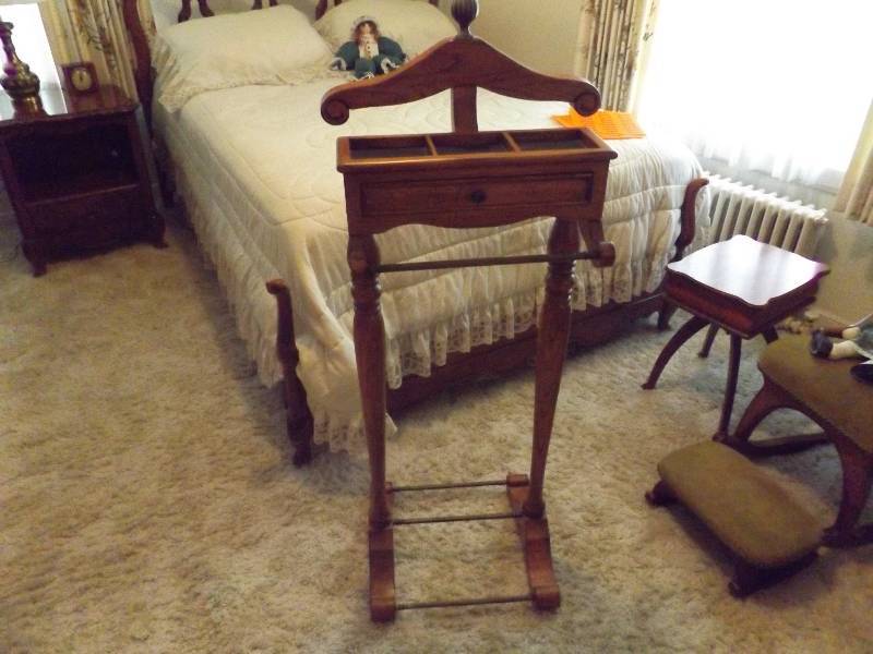Wood Gentlemens Butler