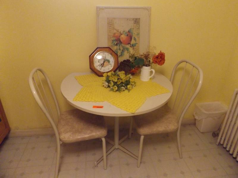 Table and 2 Chairs, Kitchen Dcor