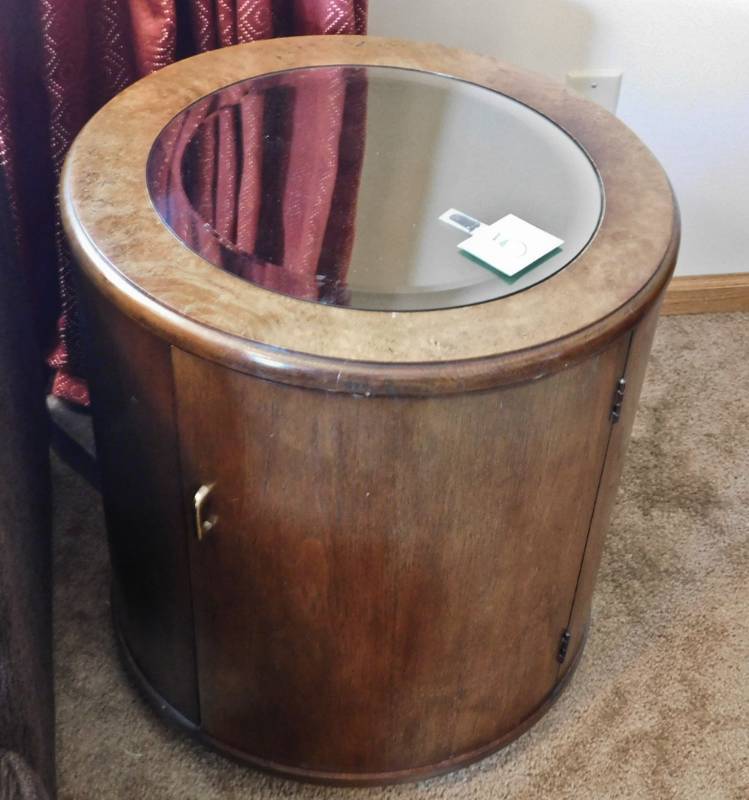 lot 5 image: 2 high end, side tables