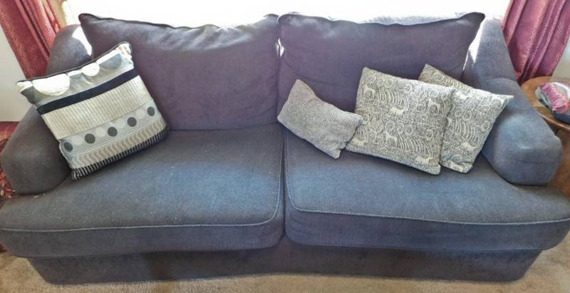 lot 7 image: very nice contemporary sofa matches #8