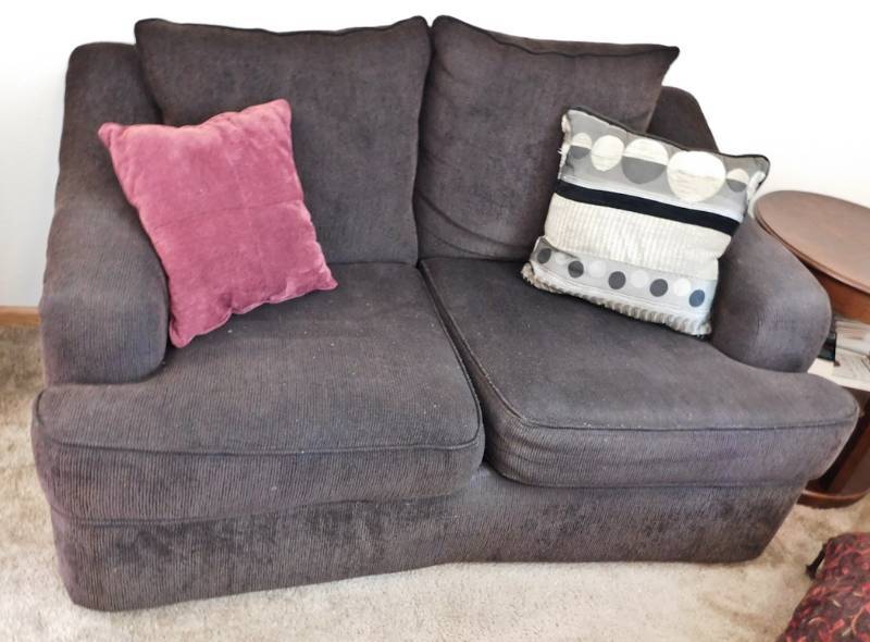 lot 8 image: very nice contemporary loveseat matches #7