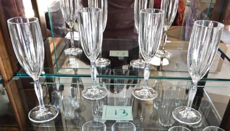 lot 13 image: 18 pieces beautiful crystal stemware drinkware