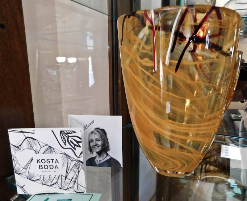 lot 15 image: Fantastic Kosta Boda Vase by Artist Anna Ehrner