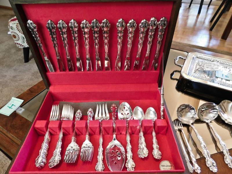 lot 17 image: Oneida Beethoven Community silverware Set
