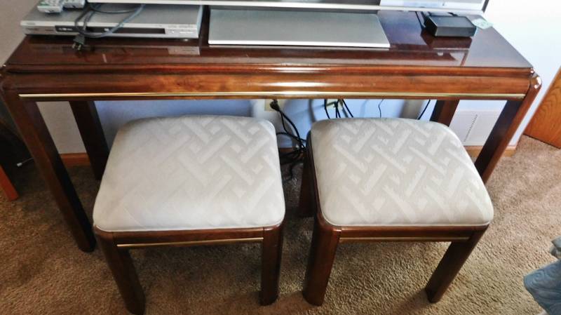 lot 23 image: Thomasville Birseye sofa table and pair of stools