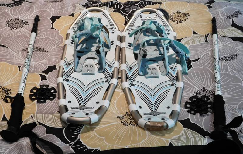 lot 31 image: L.L. Bean Womens Winter Walker Snowshoes