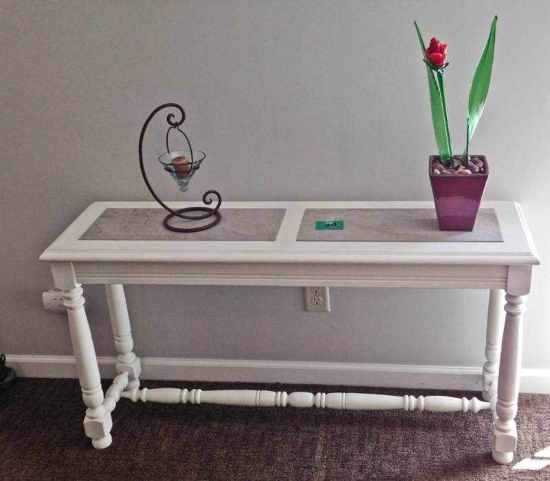 lot 34 image: white sofa table and 2 dcor items