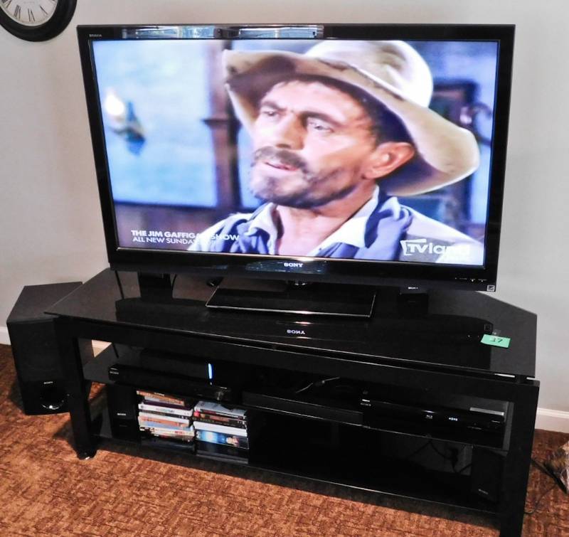 lot 37 image: Sony Bravia 52in LCD TV HDMI KDL52Z5100