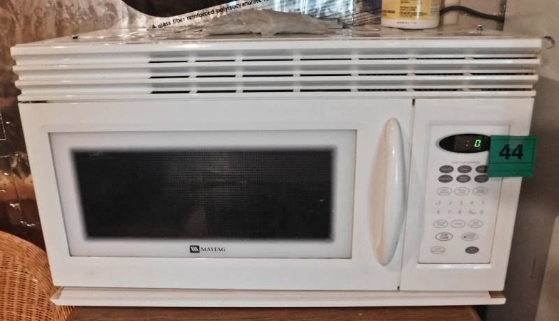 lot 44 image: very  ice clean working microwave is in use now