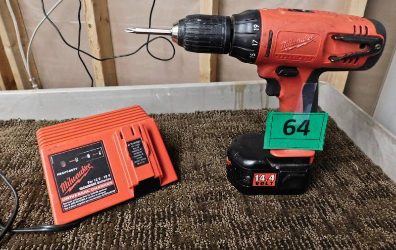 lot 64 image: Milwaukee  14.4v drill