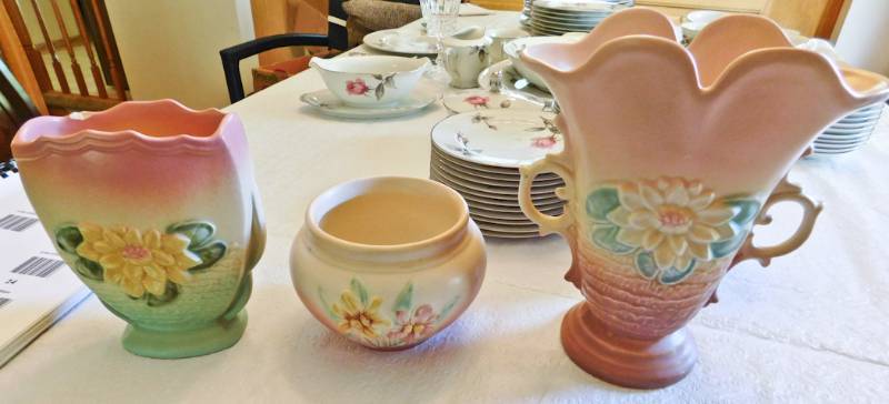 lot 9 image: 3 vintage Hull Water Lily vases 1940s
