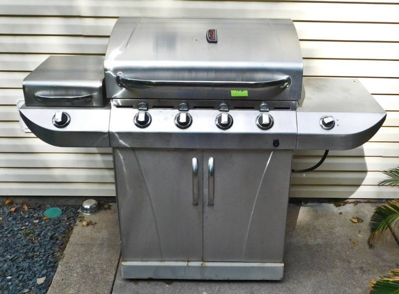 lot 102 image: Working Commercial CharBroil gas grill