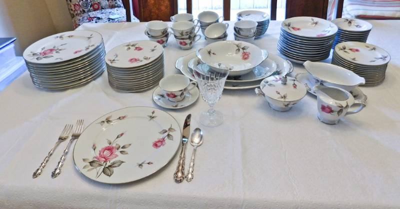 lot 107 image: 12 place setting Melody by Japan China set