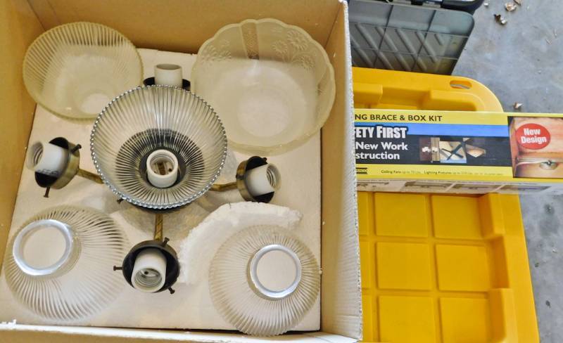 lot 120 image: 5 light light fixture with ceiling brace box kit