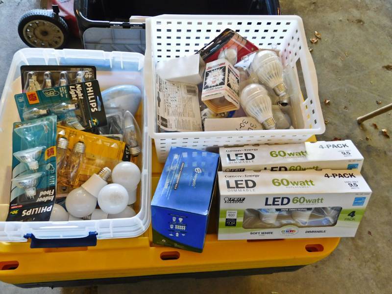 lot 121 image: lot of light bulbs