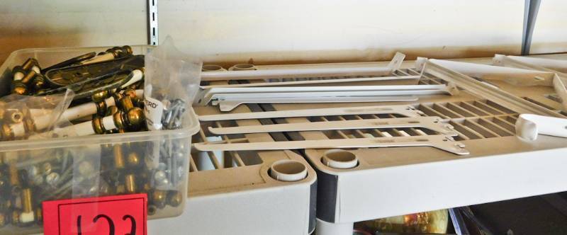 lot 122 image: lot of drawer and cabinet door pulls