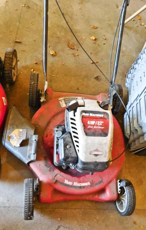 lot 145 image: 22 Yard machine lawn mower needs tune up