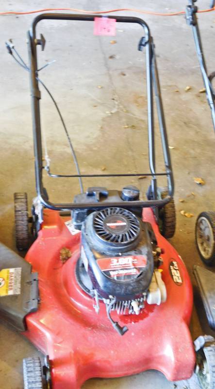 lot 146 image: 22 Yard machine lawn mower needs recoil fixed