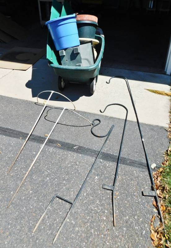 lot 154 image: garden lot wheelbarrow hoses and more