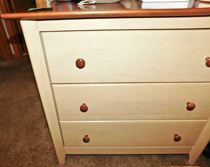lot 113 image: small 3 drawer dresser and lamp