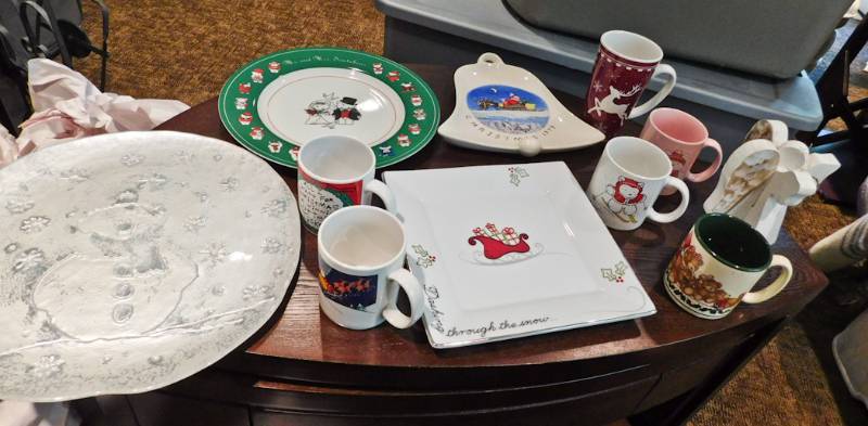 lot 169 image: Christmas serving platters and coffee cups