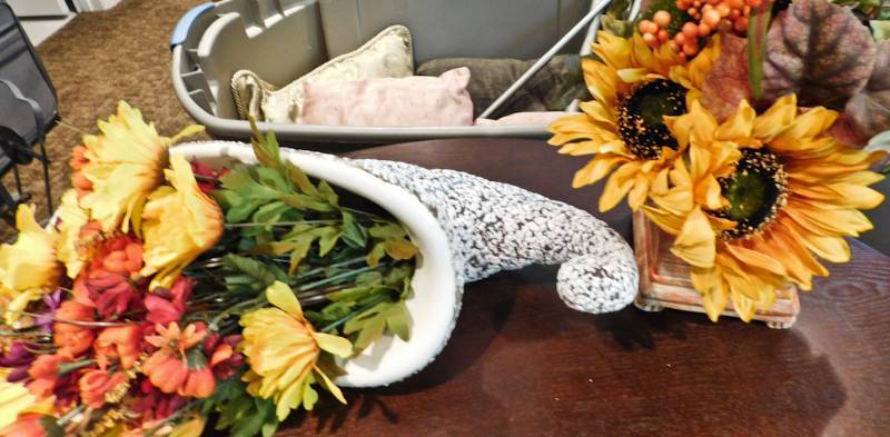 lot 171 image: curtain rods, floral dcor and pillows