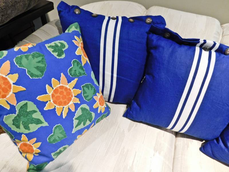 lot 172 image: Nautical themed pillow dcor
