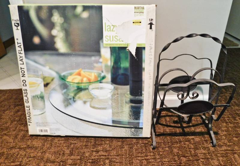 lot 174 image: Martha Stewart glass lazy susan metal reading rack